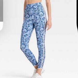 NWT. Women’s Floral  Print High Rise Leggings     Blue.  M